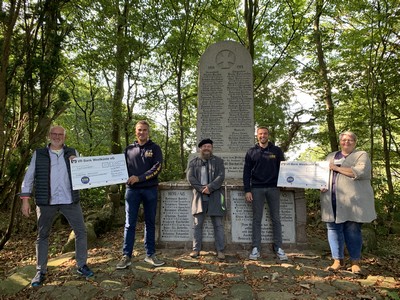 Scheckübergabe im Wald