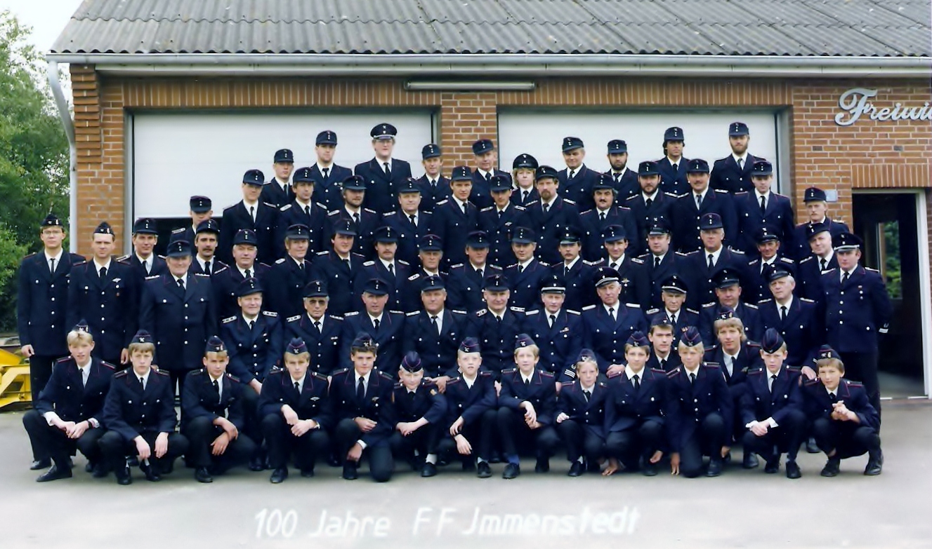 Gruppenbild Feuerwehr Immenstedt zur 100 Jahrfeier