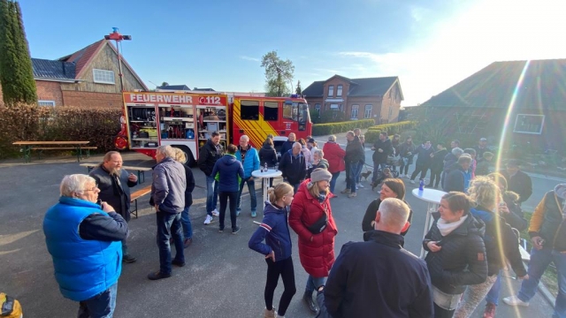 Maibaum aufstellen 2022 Besucher 