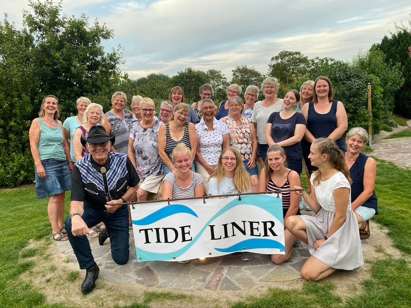Gruppenfoto draußen der Line Dance Gruppe Tide Liner aus Immenstedt