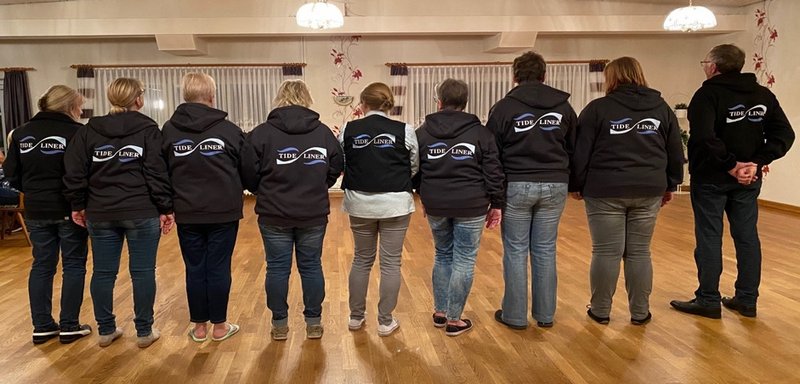 Gruppenfoto im Saal der Line Dance Gruppe Tide Liner aus Immenstedt